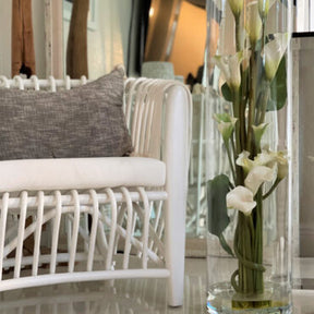 Cilindro Rota com Lírios-brancos (Calla) e Folhagens