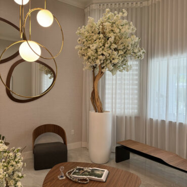 Cachepô St. Tropez Bege Fosco com Árvore de Flores de Cerejeira Branca Sob Medida