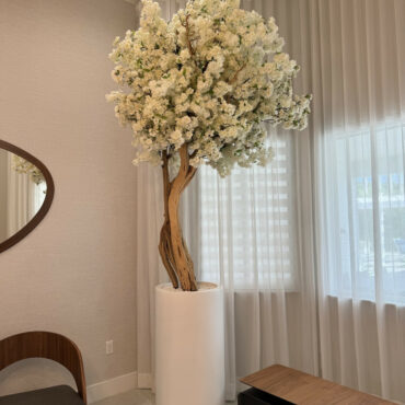 Cachepô St. Tropez Bege Fosco com Árvore de Flores de Cerejeira Branca Sob Medida