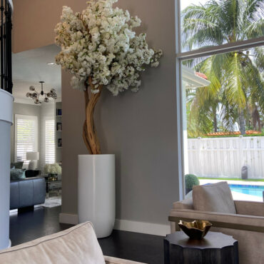 Cachepô St. Tropez Bege Fosco com Árvore de Flores de Cerejeira Branca Sob Medida