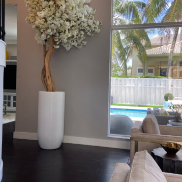 Cachepô St. Tropez Bege Fosco com Árvore de Flores de Cerejeira Branca Sob Medida