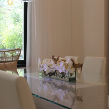 Cachepô de vidro Casa Moderna com Orquídeas Brancas