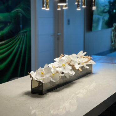 Cachepô de Vidro Preto Fumê Casa Moderna com Orquídeas Phalaenopsis Brancas