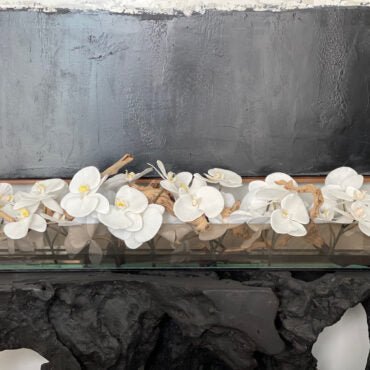 Cachepô de Vidro Preto Fumê Casa Moderna com Orquídeas Phalaenopsis Brancas