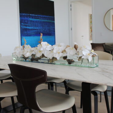 Cachepô de vidro Casa Moderna com Orquídeas Brancas