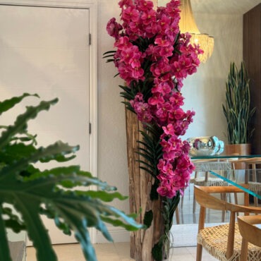 Vaso Grande de Teca Live Edge com Orquídeas Vanda Rosas