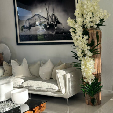 Vaso Grande de Teca Live Edge com Orquídeas Vanda Brancas