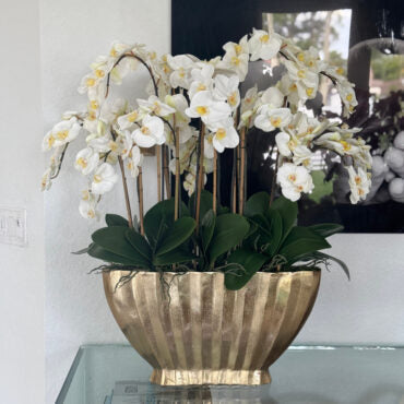 Vaso Vivien Dourado com Orquídeas Phalaenopsis Brancas
