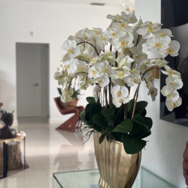Vaso Vivien Dourado com Orquídeas Phalaenopsis Brancas