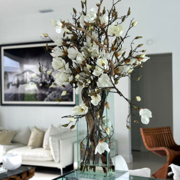 Magnólias Brancas em Vaso Casa Moderna
