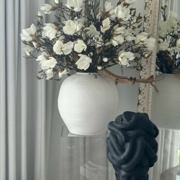 Vaso Konos com Magnólias Brancas