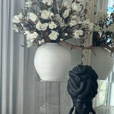 Vaso Konos com Magnólias Brancas