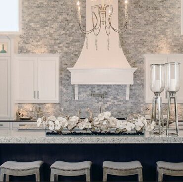 Cachepô de vidro Casa Moderna com Orquídeas Brancas