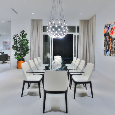 Vaso Crosswinds com orquídeas brancas